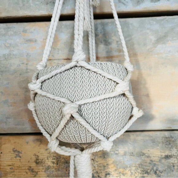 Macrame plant hanger - Picture 4 of 6